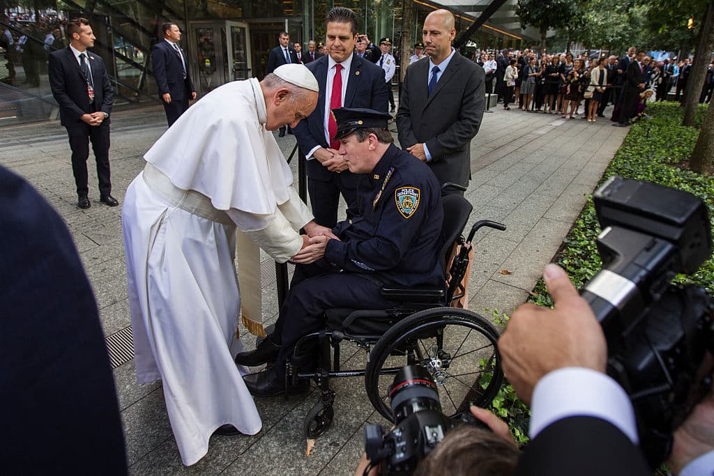 En 2015, el Papa Francisco recorrió Nueva York durante su viaje apostólico a Estados Unidos. Destacan sus mensajes sobre justicia social, medio ambiente y unidad en lugares emblemáticos como la ONU y el Memorial del 11-S.
