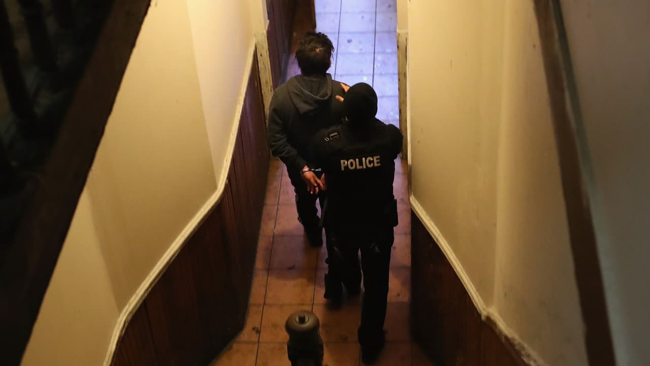 Inmigrante indocumentado es acusado de hacerse pasar por ciudadano de EEUU y robar fondos del gobierno