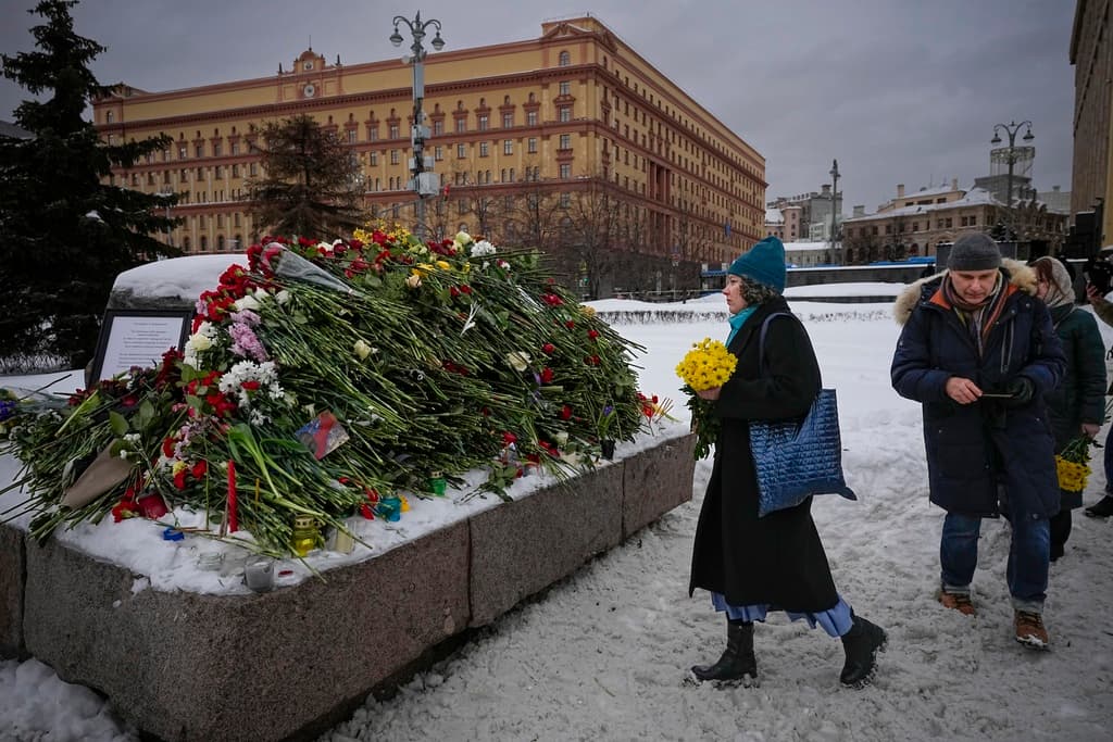 Más de 400 detenidos en Rusia en protestas y homenajes tras la repentina muerte del opositor Alexey Navalny