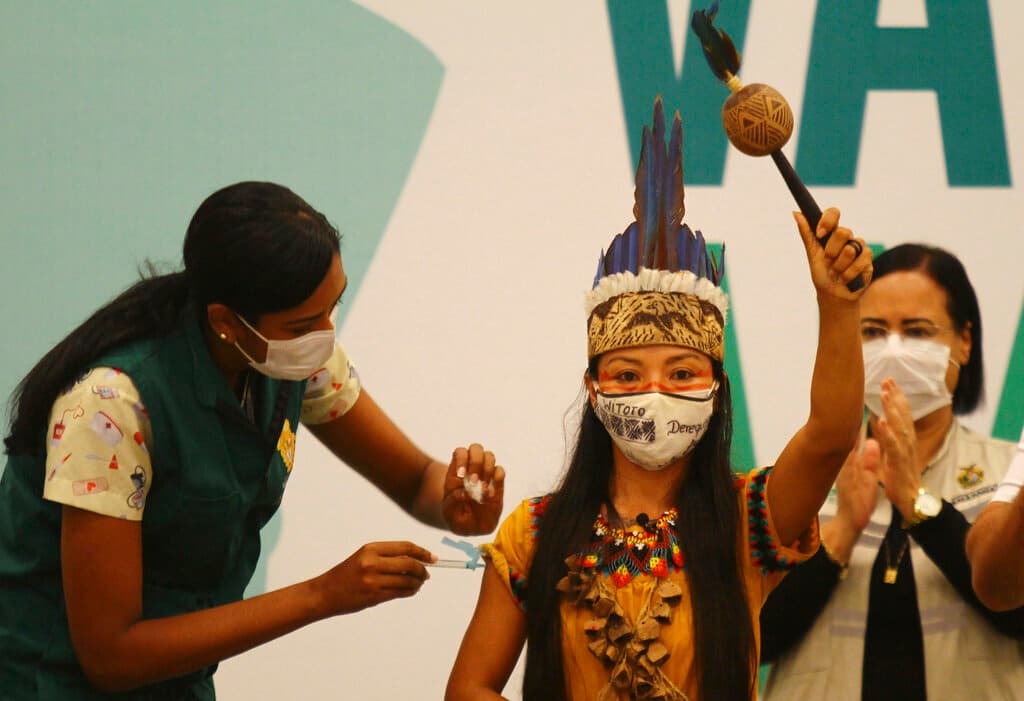 La trabajadora sanitaria Vanda Ortega, vestida con su traje tradicional de la etnia Witoto del Amazonas fue la primera mujer en recibir la vacuna china de Sinovac tras iniciarse la vacunación en Manaos, región del Amazonas.