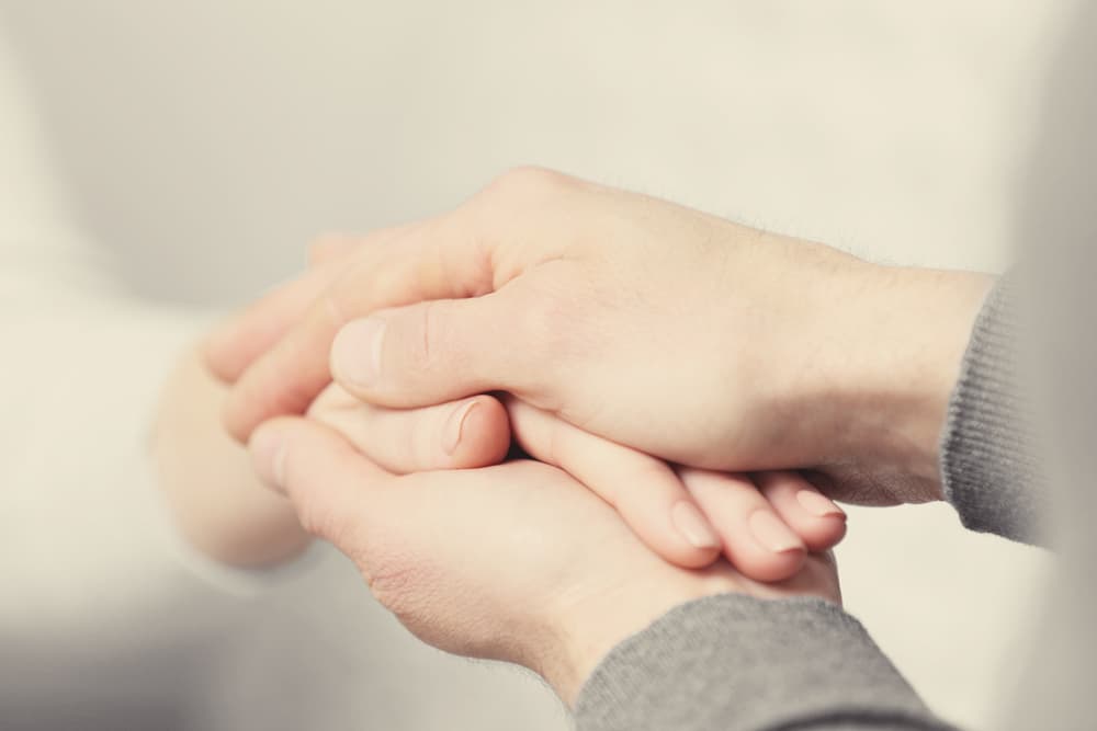 El deseo de ayudar a todos hace que se vuelquen hacia todos y a veces descuidan la casa. Es lo que suele llamarse, candil de la calle, oscuridad de la casa’, en el sentido que pueden estar en muchas actividades de ayuda a los demás y descuidar a la abuelita o abuelito en la casa.
<br>