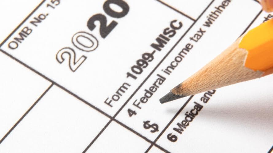 Uno de los principales criterios de elegibilidad es 
<b>haber presentado declaración de impuestos del año fiscal 2020</b>, antes del 15 de octubre de 2021. Por lo que, aquellas personas que lo hicieron después o no presentaron declaración, no califican.