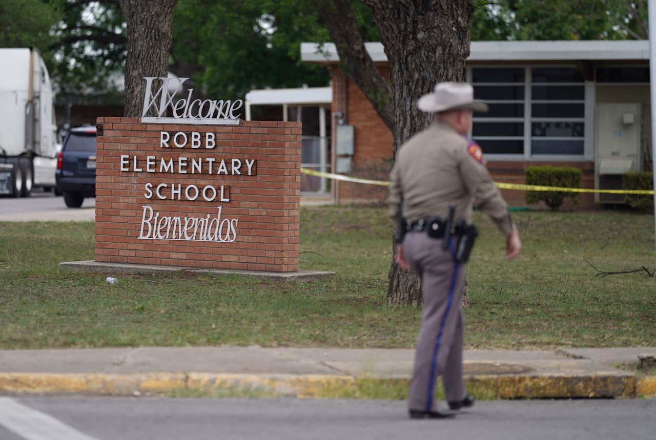 La vida de la comunidad de Uvalde, Texas, cambió el 24 de mayo de 2022. Los 16,122 habitantes de la pequeña ciudad, ubicada a 83 millas de San Antonio, perdieron a 21 de sus integrantes a manos de un atacante: 
<a href="https://www.univision.com/local/san-antonio-kwex/nombres-fotos-victimas-tiroteo-escuela-primaria-robb-uvalde-texas" target="_blank">19 estudiantes de la Escuela Primaria Robb y dos de sus maestras fueron asesinados.</a>
<br>
<br>
<b>Oficiales llegaron a la escuela para responder al ataque. </b>