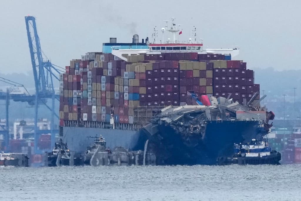 Buque portacontenedores Dali es remolcado tras choque con el puente Francis Scott Key en Baltimore