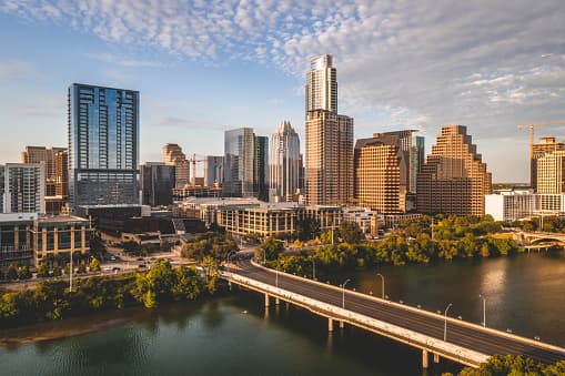<b>Puesto 10: Raleigh, Austin, Texas.</b> En esta ciudad el tamaño promedio de la vivienda es de 859 pies cuadrados, el 80.9% de las personas tiene acceso a internet de banda ancha y tiene 1,564 locales que ofrecen comida para llevar. Por cada 1,000 personas hay un promedio de 29.6 parques. Para el tamaño de las casas el estudio se basó en la data del portal 
<a href="https://www.rentcafe.com/" target="_blank">RENTCafe</a> y consideran que más espacio puede mejorar el trabajo en el hogar y la relación personal de los ocupantes. 
<a href="https://www.univision.com/noticias/salud/mapa-actualizado-del-coronavirus-cifras-de-casos-confirmados-y-fallecidos">Vea aquí nuestro mapa actualizado del coronavirus: cifras de casos confirmados y fallecidos </a>