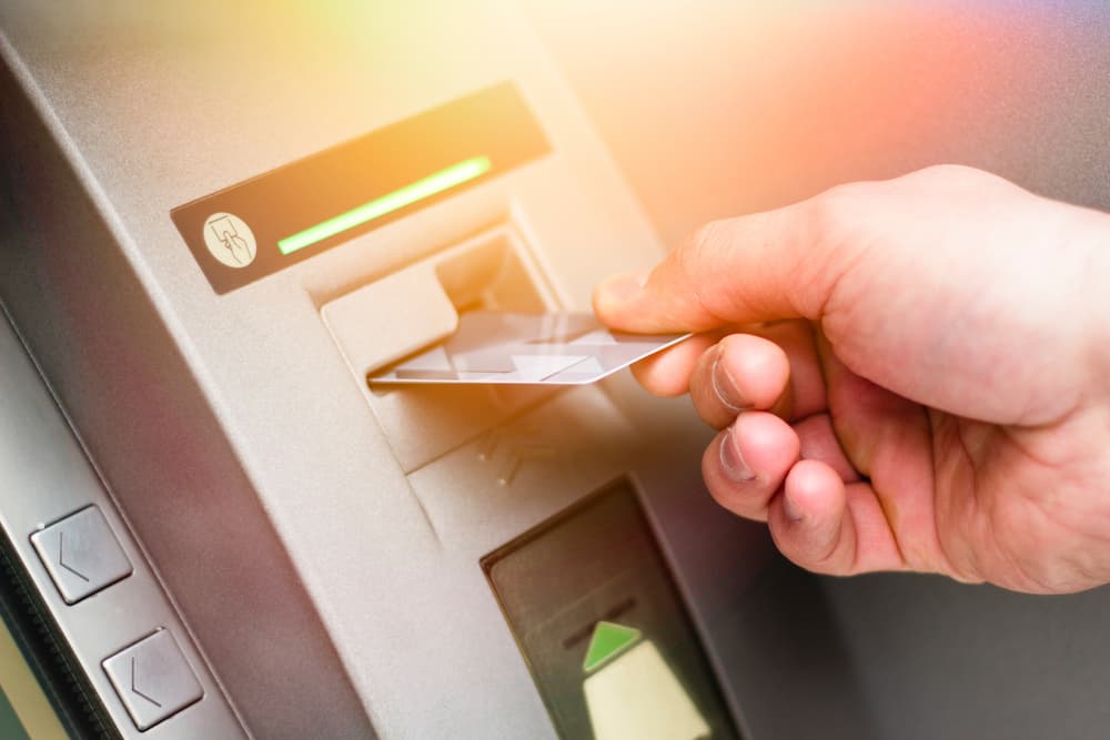 El costoso fallo de un banco que permitió a sus clientes retirar y transferir millones de dólares (que no tenían en sus cuentas)