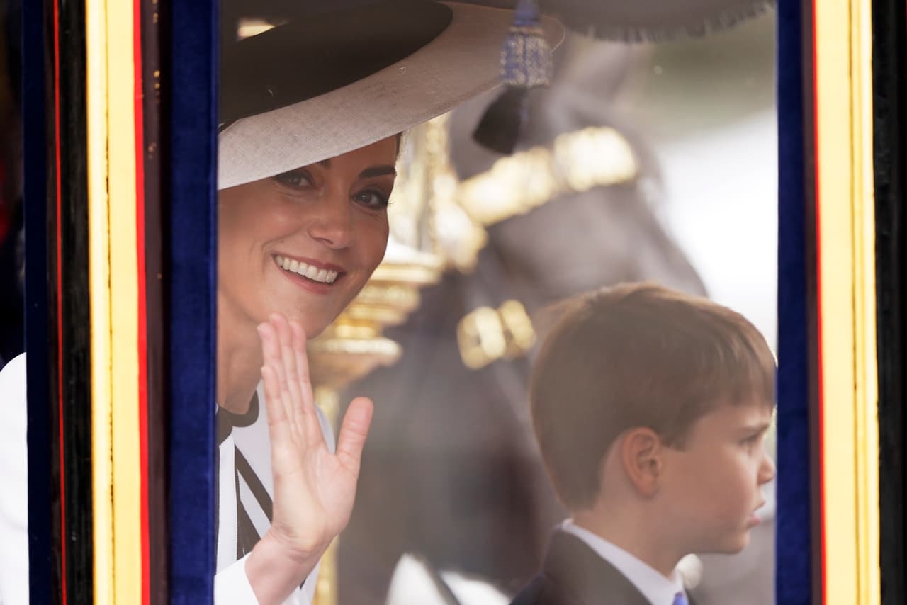 Kate, princesa de Gales, saluda a la multitud, acompañada por su hijo menor.