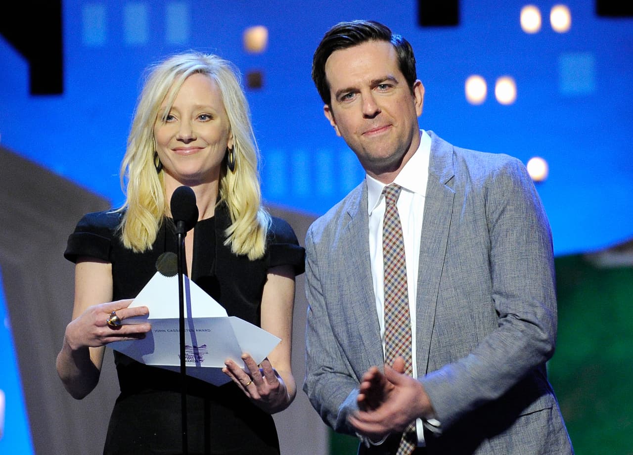 La actriz, quien aparece en una entrega de premios con el actor Ed Helms en 2012, fue ingresada en el Hospital West Hills el viernes 5 de agosto, luego de que se estrellara con su Mini Cooper contra una vivienda en la zona de Mar Vista (Los Ángeles). 
<br>
<br>El vehículo acabó envuelto en llamas, destruyendo la casa e hiriendo de gravedad a Heche. 
<b>Los análisis de la actriz indicaron que había restos de cocaína y fentanilo en la sangre, de acuerdo con los reportes preliminares. </b>