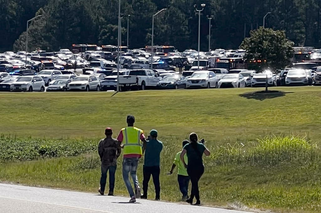 Los 
<b><a href="https://www.univision.com/local/atlanta-wuvg/tiroteo-escuela-apalachee-high-school-georgia-muertos-heridos" target="_blank">estudiantes de la Apalachee High School, en Winder, Georgia,</a></b> fueron evacuados al estadio de fútbol americano a media mañana de este miércoles, 4 de septiembre, por 
<b>un tiroteo</b> del que inicialmente solo se informó que había dejado "múltiples víctimas". Entrada la tarde, el 
<b>Departamento de Investigaciones de Georgia</b> confirmó 
<b>las muertes de dos maestros </b>y 
<b>dos estudiantes</b> a manos de un 
<b>atacante de 14 años</b>.