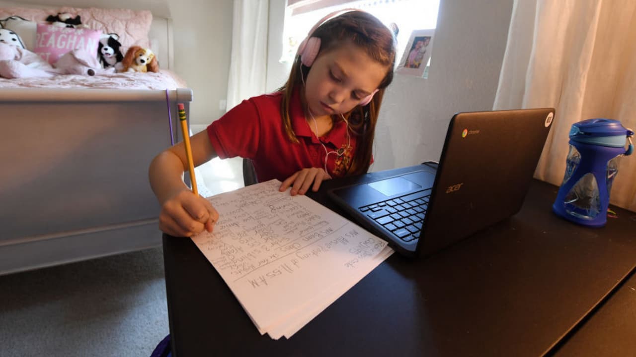 <a href="https://www.univision.com/local/miami-wltv/confirman-un-ataque-cibernetico-al-sistema-de-ensenanza-virtual-de-las-escuelas-publicas-de-miami-dade">El primero de septiembre confirmaron un ataque cibernético</a> al sistema de enseñanza virtual de las escuelas públicas de Miami-Dade. El Servicio Secreto, la policía escolar y el FBI dijeron que el acto delictivo interfirió con la educación de miles de estudiantes, quienes no pudieron conectarse con sus maestros y programas de enseñanza en el segundo día de clases del año escolar 2020.