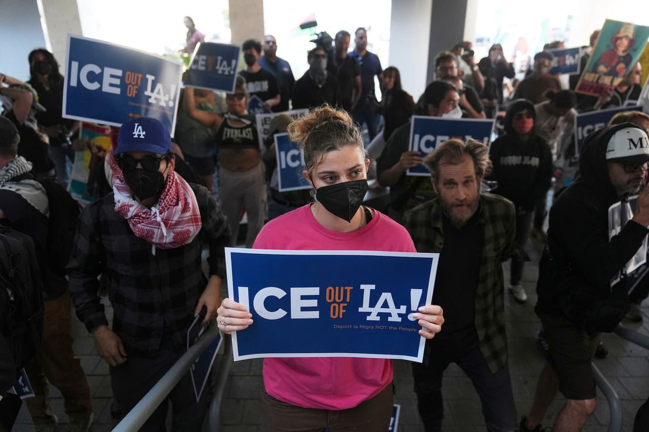<b>Manifestantes intentaron bloquear camionetas de ICE tras detenciones</b>; algunos lanzaron objetos, y una persona cayó al suelo al colocarse frente a un vehículo en movimiento.