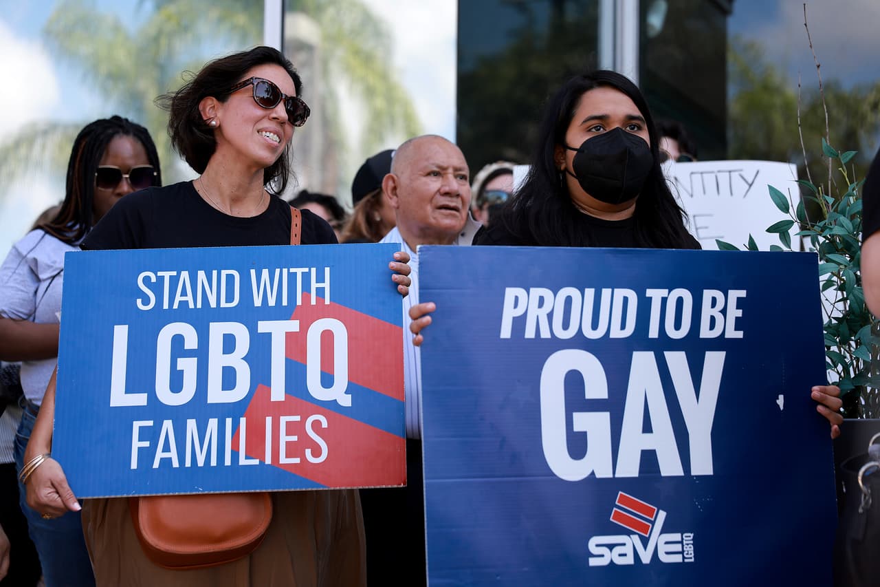 Un grupo de padres, estudiantes y activistas llegó a la oficina de la senadora estatal Ileana García para protestar por la aprobación de la polémica ley conocida como “No digas Gay”.
<br>