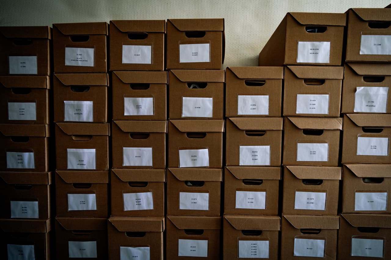 Las cajas con restos de inmigrantes resguardadas dentro del tráiler en la Oficina del Médico Forense del Condado Pima.