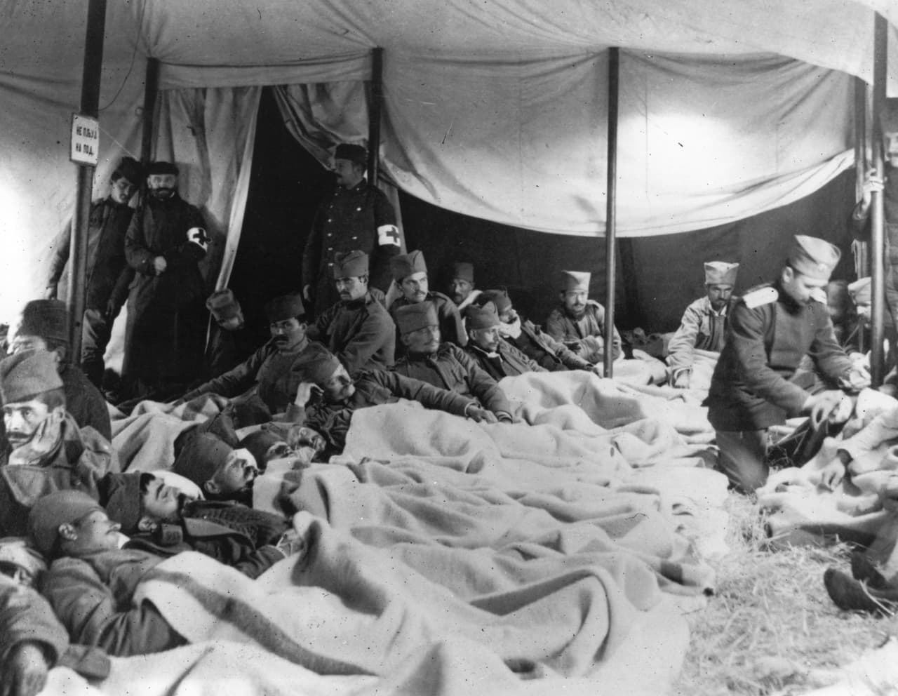 <b>El sonido se vuelve un arma</b>
<br>Los primero registros de lesiones cerebrales y pérdida de audición se remontan a la Primera Guerra Mundial, cuando los soldados tuvieron que soportar no sólo los intensos sonidos del conflicto durante largos períodos de tiempo, sino además las ondas de choque producidas por la gran artillería.