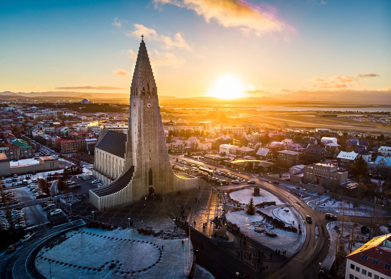 <b>Puesto 14. Islandia</b>
<br>
<br>Tasa más alta de impuesto sobre la renta personal en 2021: 46.25%.
<br>
<br>En este país la tasa impositiva más alta se aplica a las rentas anuales superiores a 11,758,159 coronas (unos 89.579 dólares) y se divide entre el estado (31.8%) y el municipio (14.45%).
<br>
<br>En Estados Unidos un plan del Senado propone crear un impuesto a los que ganen más de $100 millones al año, un mecanismo que podría financiar los planes sociales de la administración Biden sin necesidad de revertir las 
<a href="https://www.univision.com/noticias/politica/plan-impuestos-ricos-agenda-biden-gasto-social"><u>exenciones tributarias</u></a> que creó Trump en 2017.
<br>