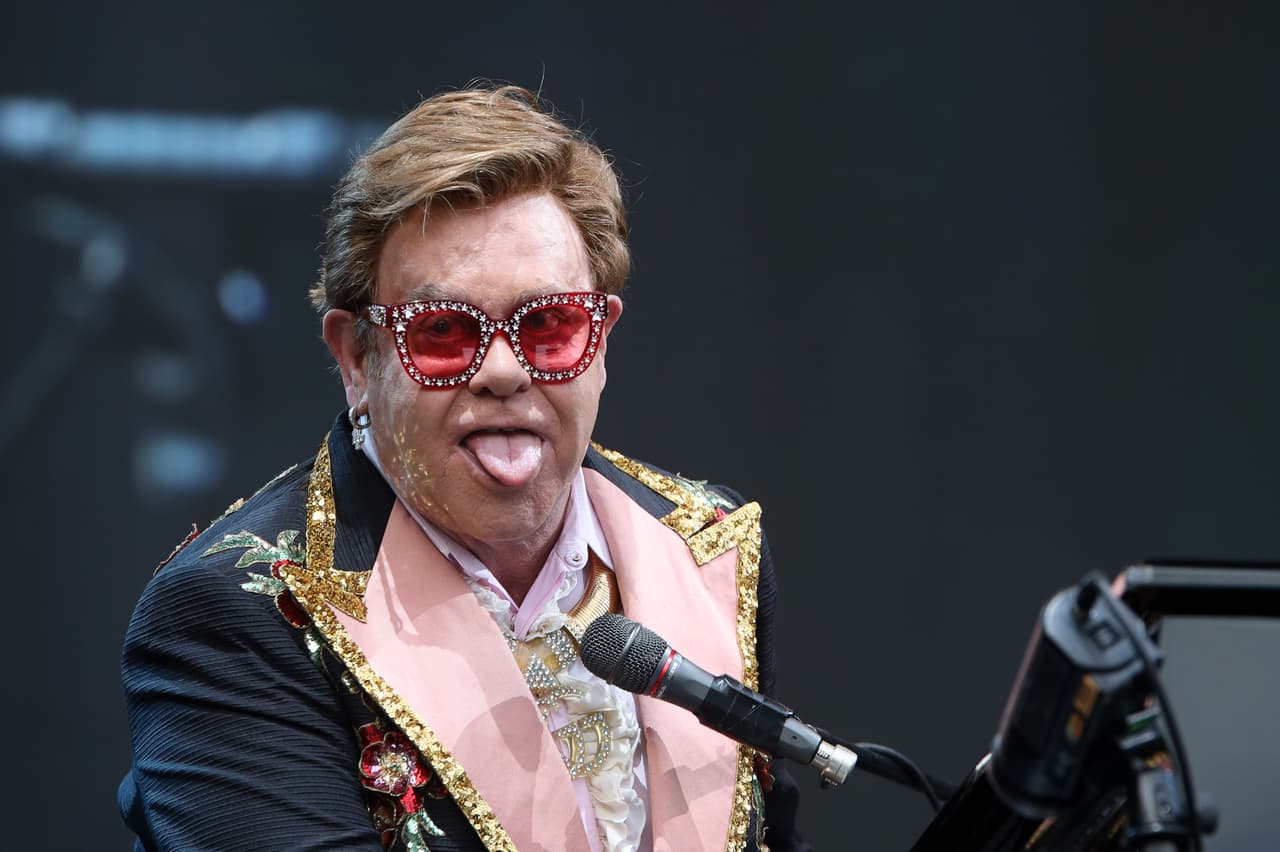 <b>Elton John.</b> En su primera campaña Trump usó las canciones ‘Tiny dancer’ y ‘Rocket man’ (‘Hombre cohete’, en español), la frase con la que se burla de 
<a href="https://www.univision.com/temas/kim-jong-un"><u>Kim Jong-un</u></a> y sus 
<a href="https://www.univision.com/noticias/mundo/las-pruebas-de-misiles-norcoreanos-de-corto-alcance-supervisadas-por-kim-jong-un-fotos-fotos"><u>pruebas de misiles en Corea del Norte</u></a>. “No quiero que mi música esté involucrada en una campaña electoral estadounidense. Soy británico. Conocí a 
<a href="https://www.univision.com/temas/donald-trump"><u>Donald Trump</u></a>, fue muy amable conmigo, no es nada personal, sus opiniones políticas son suyas, las mías son muy diferentes, no sería republicano ni en un millón de años”, dijo 
<a href="https://www.theguardian.com/music/2016/feb/07/elton-john-i-really-hate-the-cult-of-celebrity"><u>John a The Guardian</u></a>.
