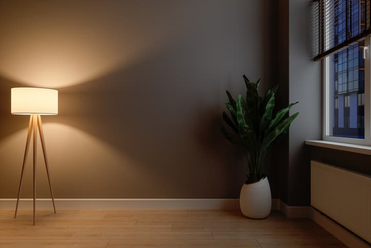 No sólo hay que tener en cuenta si la habitación es de un color frío o cálido. Otro elemento que influye es la 
<b>luz u oscuridad relativa del tono</b>. En una habitación más oscura puedes tener sensación de comodidad porque sientes que estás en un espacio más pequeño, aunque esté más fría.
