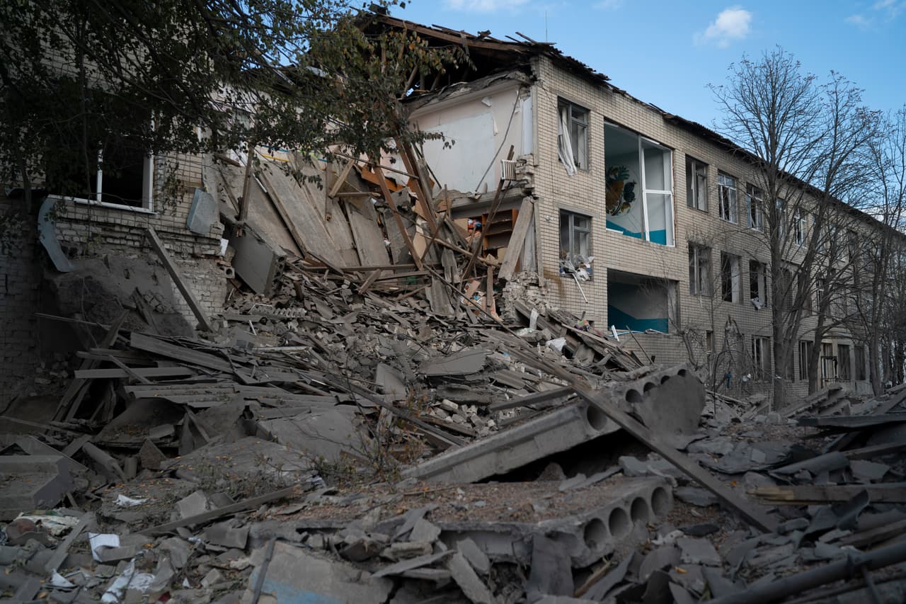 Los aliados de Ucrania prometieron este jueves proporcionar a la nación sitiada sistemas avanzados de defensa aérea mientras las fuerzas rusas atacaban la región de Kiev con drones kamikaze y disparaban misiles en otros lugares contra objetivos civiles.