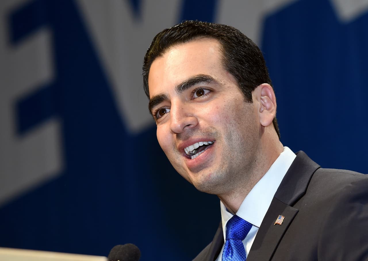 <b>Rubén Kihuen.</b> El congresista demócrata de origen mexicano por el estado de Nevada fue acusado por una mujer de 25 años, quien trabajó como directora financiera de su campaña entre diciembre de 2015 y abril de 2016. La presunta víctima contó que el congresista le hizo repetidas invitaciones a salir con insinuaciones sexuales y la tocó en dos ocasiones sin su consentimiento por lo que decidió renunciar a su puesto tan sólo cinco meses después de haberse sumado al equipo de campaña. Líderes del partido demócrata solucionaron su renuncia.