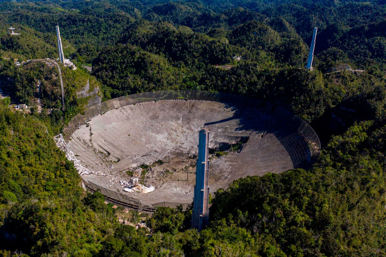 <b>El derrumbe del observatorio de Arecibo, fin de una era en la exploración espacial.</b> El 1 de diciembre, la plataforma del radiotelescopio del Observatorio de Arecibo, un ícono mundial de la investigación astronómica en Puerto Rico, 
<a href="https://www.univision.com/noticias/medio-ambiente/colapsa-el-telescopio-gigante-de-arecibo-el-fin-del-historico-icono-cientifico-de-puerto-rico-colapso-radiotelescopio-de-arecibo-2020"><u>se desplomó debido a fallos estructurales que arrastraba desde hace meses.</u></a> La Fundación Nacional de las Ciencias de Estados Unidos, propietaria de la histórica instalación, había anunciado recientemente que sería desmantelado.