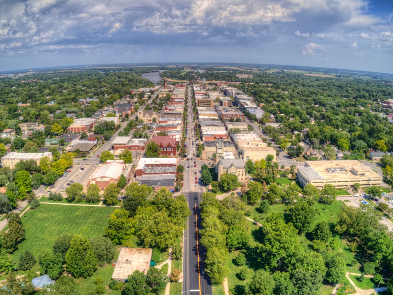 <h3 class="cms-H3-H3">11. Lawrence, Kansas</h3>
<br>
<br>👟 
<b>Media de edad: </b>30.2 años
<br>
<br>👟 
<b>Población que asiste a la universidad: </b>21.0%
<br>
<br>👟 
<b>Población menor de 18 años: </b>20.9%
<br>
<br>👟 
<b>Población mayor de 65 años: </b>12.1%
<br>
<br>👟
<b> Población: </b>121,304 habitantes.
<br>