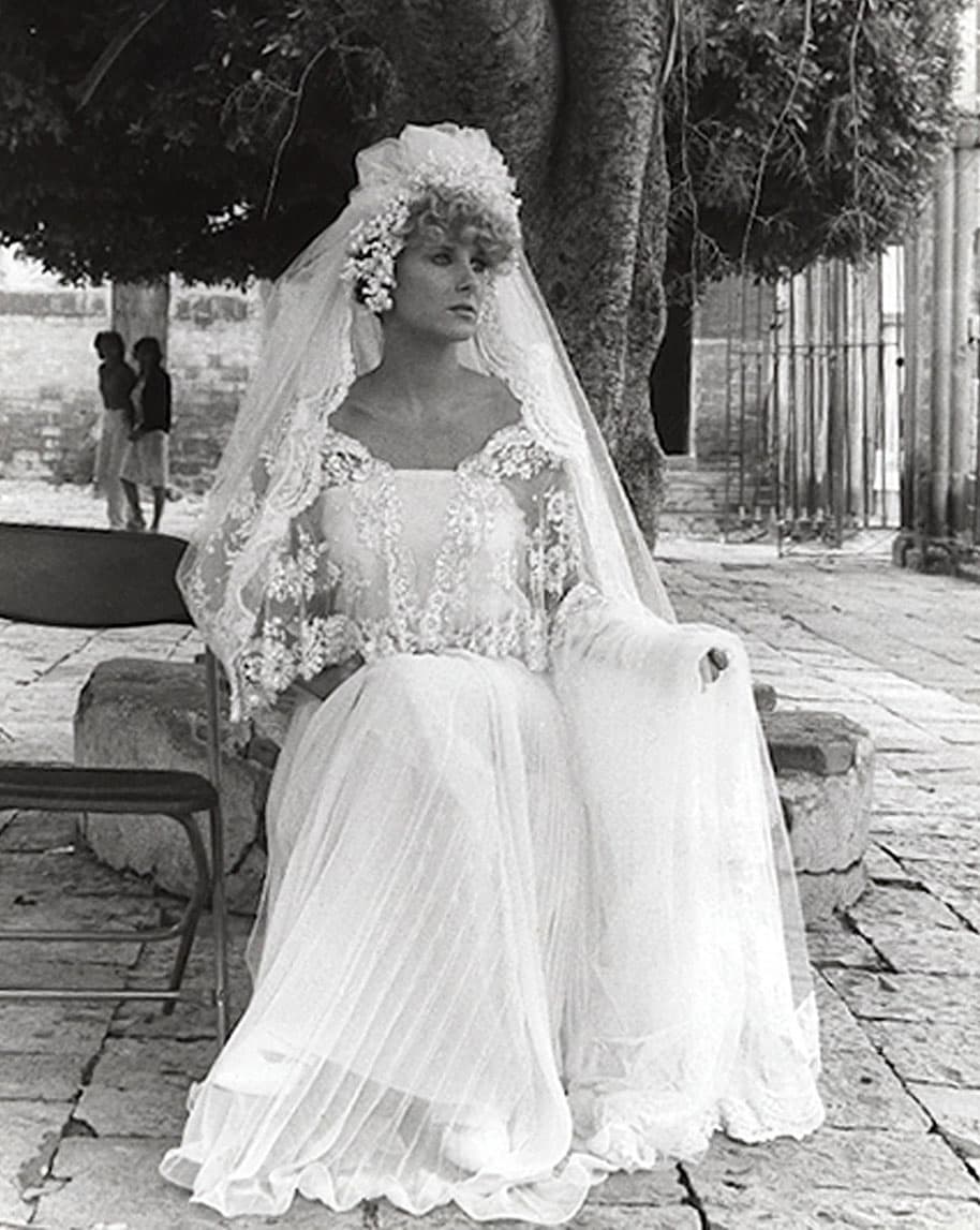 Christian Bach usó el mismo vestido de bodas que en el melodrama ‘Bodas de odio’ (1983), un regalo del 
<b><a href="https://www.univision.com/networks/tlnovelas/recuerda-la-trayectoria-de-ernesto-alonso-fotos">productor Ernesto Alonso</a></b>.