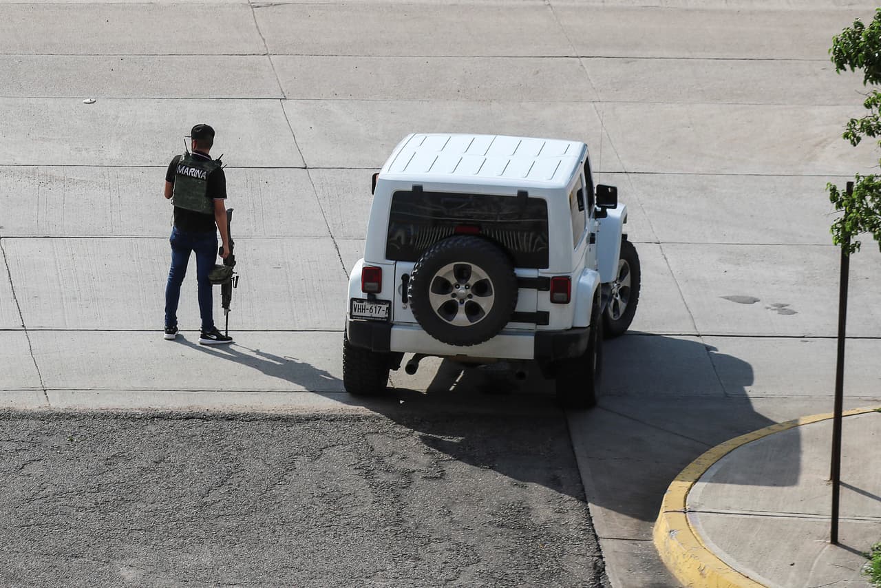 Los grupos de la 
<a href="https://www.univision.com/temas/crimen-organizado">delincuencia organizada</a> rodearon el lugar “con una fuerza mayor” que la de los militares y sembraron el pánico en diversos puntos de la ciudad, por lo que
<b> el gobierno federal optó por detener el operativo</b>.