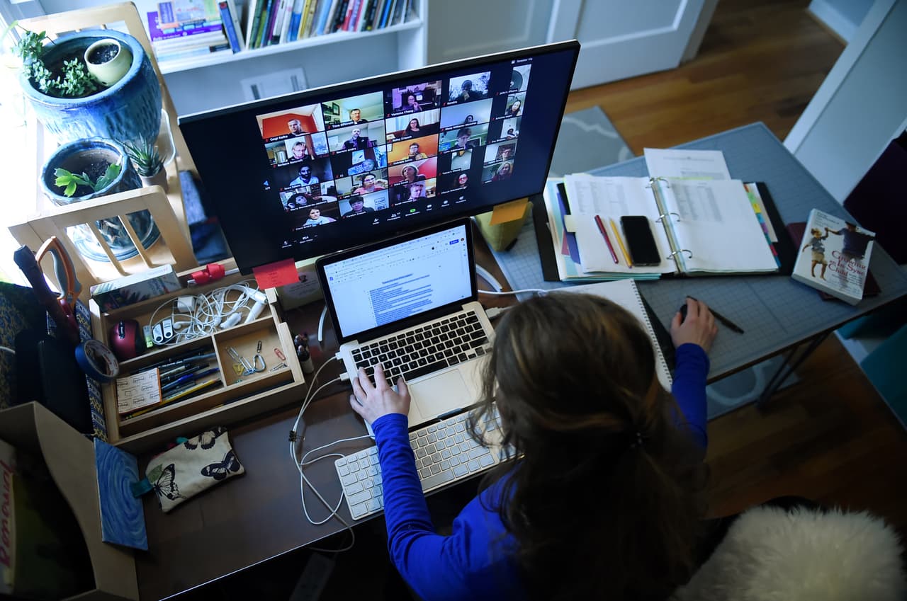 Un sondeo de mayo mostraba una marcada brecha digital en el uso de las tecnologías en los colegios. El 66% de los hogares con ingresos anuales menores de 25,000 dólares tienen computadoras y acceso a internet, comparado con el 91% de las familias que ganan más de 75,000 dólares anuales.