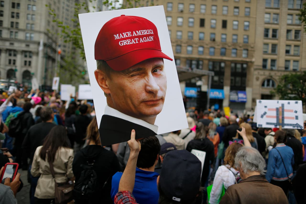 <b>El Rusiagate. </b>Cuando las agencias de inteligencia 
<a href="https://www.univision.com/noticias/politica/agencias-de-inteligencia-de-eeuu-creen-que-rusia-interfirio-en-las-elecciones-para-ayudar-a-trump">confirmaron que Rusia intervino en la campaña electoral de 2016</a> se encendieron las alarmas de los opositores a Donald Trump, porque sospecharon que en esta intervención pudo haber una 
<a href="https://www.univision.com/noticias/politica/el-rusiagate-no-es-el-unico-fantasma-que-persigue-a-trump-el-congreso-amplia-las-investigaciones">coordinación entre la campaña de Trump y los rusos</a>. El tema fue investigado por un fiscal especial, Robert Mueller, y los hallazgos pusieron en aprietos legales a varios colaboradores del presidente y avivaron una discusión entre los demócratas por si debían activar o no un juicio político. Finalmente el trabajo de Mueller se hizo público y concluyó que aunque pudo haber obstrucción a la justicia no hubo colusión entre Trump y los rusos.