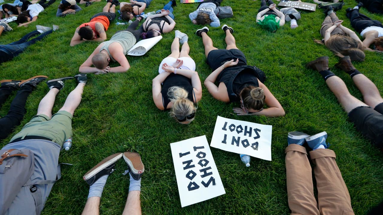 En Salt Lake City también varios manifestantes participaron en la protesta tendidos boca abajo. "Creemos absolutamente que fue torturado en los últimos 8 minutos y 46 segundos de su vida", ha dicho el abogado de la familia Floyd, Ben Crump, que también litiga en los casos de otros afroestadounidenses víctimas del 
<b><a href="https://www.univision.com/temas/abuso-policiaco">abuso policiaco</a></b>.