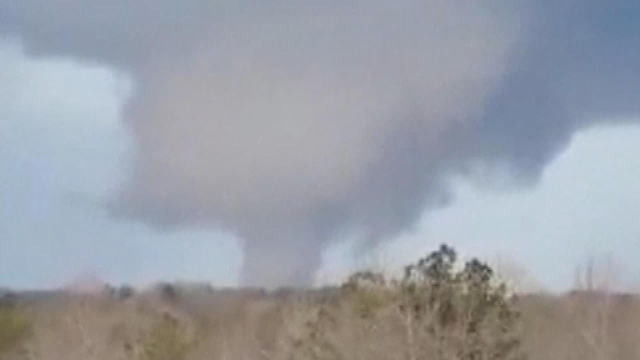 <b>En video:</b> Más de 30 tornados azotaron el sur de EEUU este jueves, dejando una estela de destrucción.