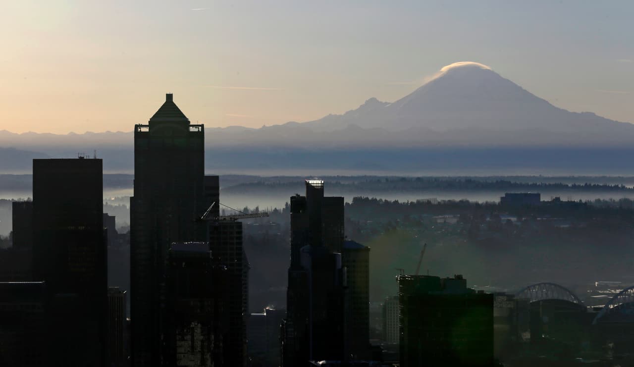 <b>Puesto 3: Mount Rainier, Washington. Índice de amenaza general: 203.</b> Ubicado al sur de la ciudad de Seattle, este volcán es la atracción turística por excelencia de esa región. Está considerado uno de los volcanes más peligrosos del mundo y su principal amenaza es que está muy cerca del área metropolitana de Seattle y Tacoma, donde viven cerca de 4 millones de personas. Su más reciente erupción ocurrió en 1894.