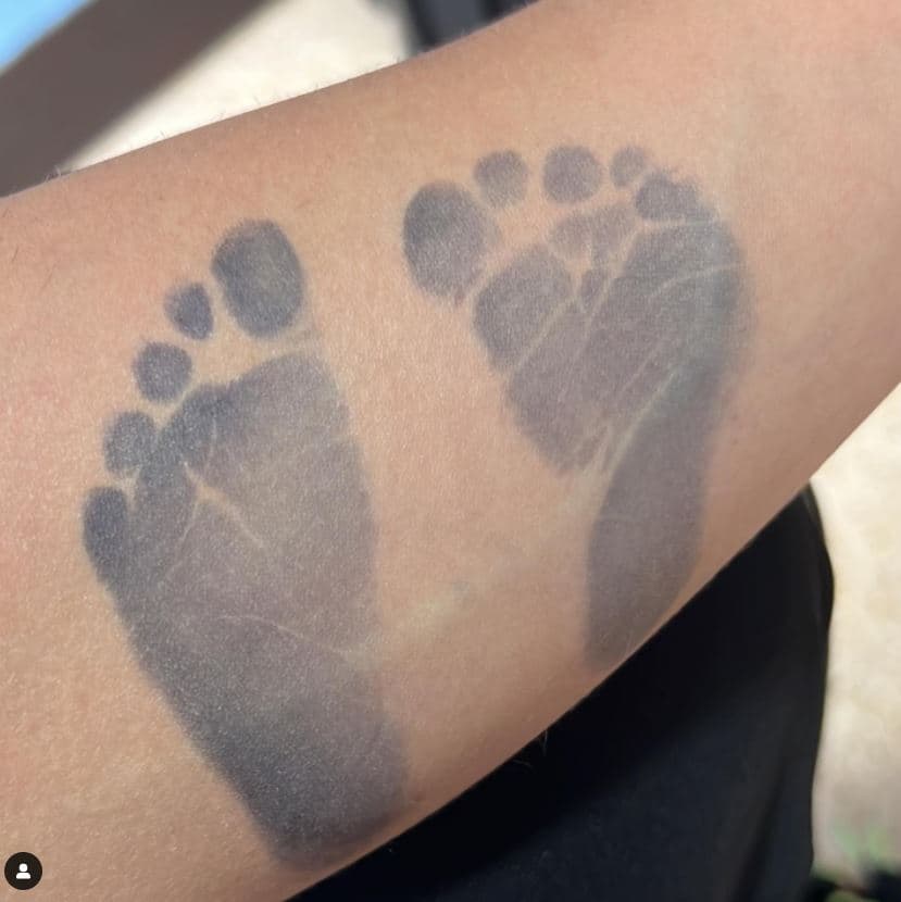 Los cantantes no han compartido ninguna foto de su bebé, pero sí una captura de las huellitas de sus pies, la cual fue publicada por Mike el 21 de abril de 2022.
