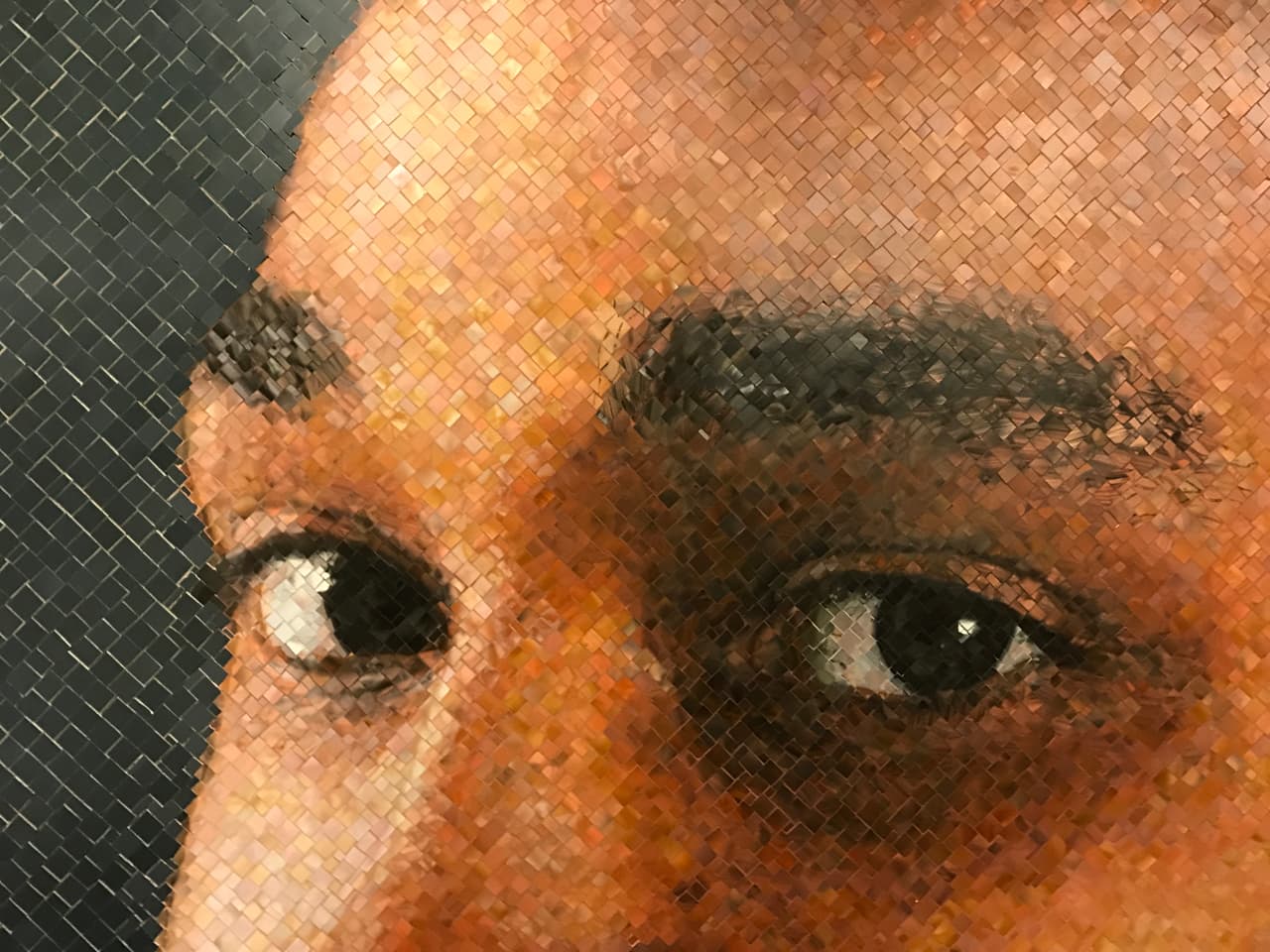 “Subway Portraits”, de Chuck Close, presenta una decena de enormes rostros de figuras del mundo de la cultura, tales como Lou Reed, Philip Glass, Kara Walker e incluso el mismo artista.