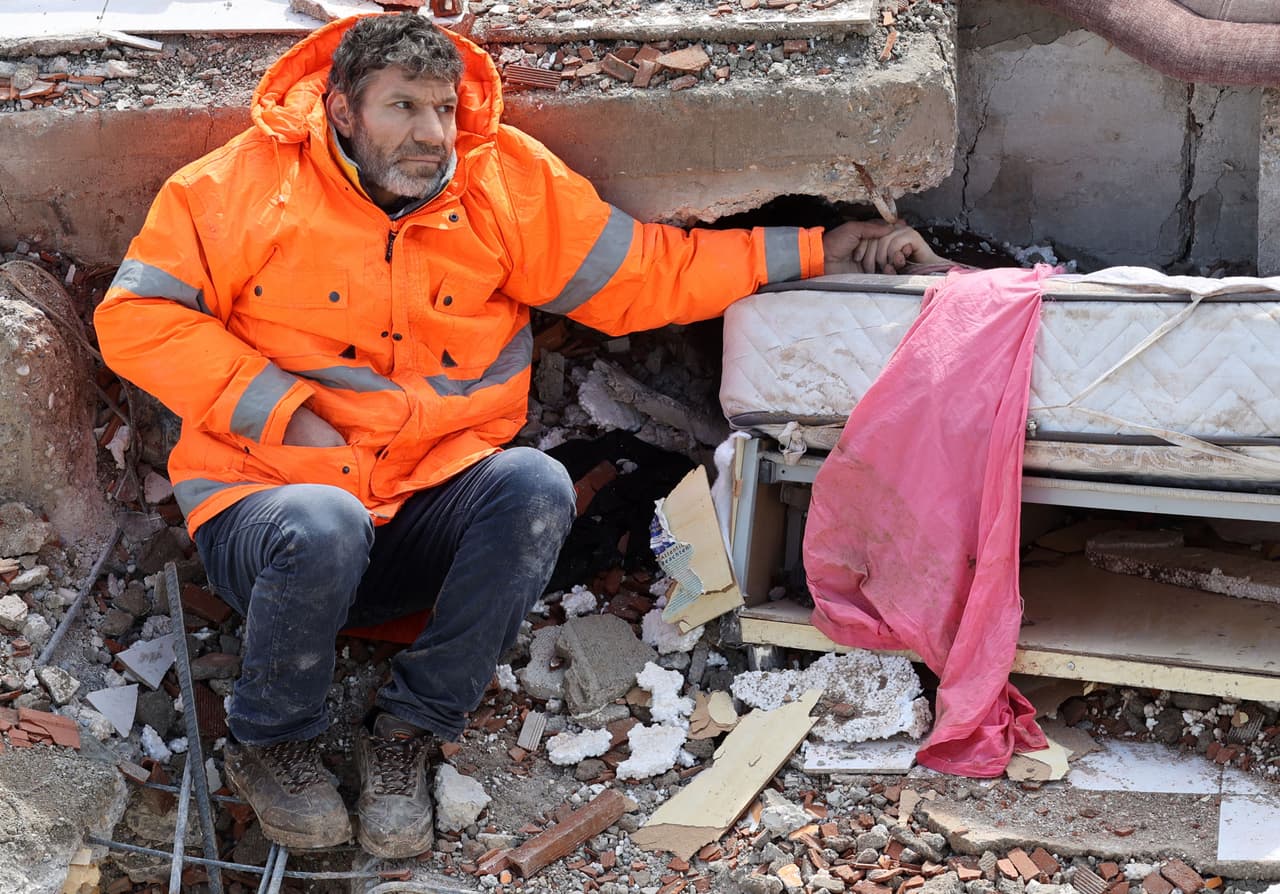 Le regalaron una casa: ola de solidaridad en Turquía con el padre cuya foto sosteniendo la mano de su hija muerta dio la vuelta al mundo