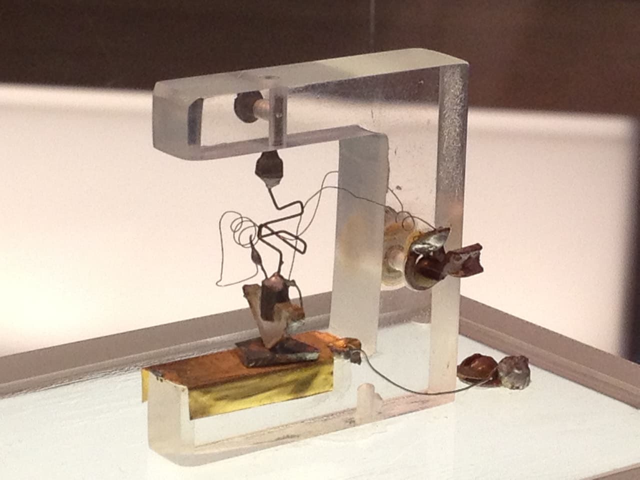 <a href="https://www.bell-labs.com/about/awards/1956-nobel-prize-physics/"><u>Fueron desarrollados a finales de 1947 por </u><i>Bell Laboratories </i></a>(en la foto
<i> </i>el primer transistor fabricado). Usados originalmente en radios, se convirtieron en una pieza elemental de los circuitos en innumerables dispositivos electrónicos, incluidos televisores, teléfonos celulares y computadoras.