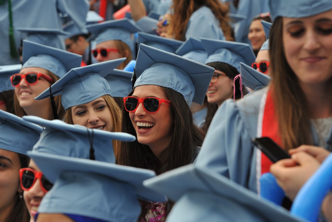 Política migratoria contra estudiantes internacionales golpea el prestigio universitario de EEUU, revela informe