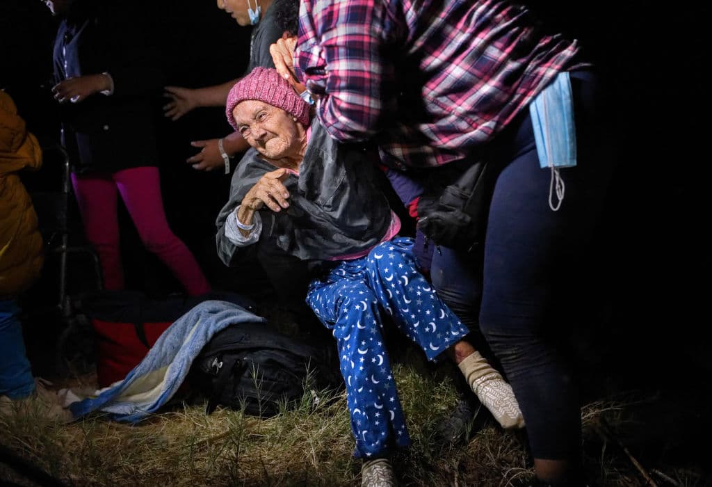 Un gorro y unas medias protegen a la anciana del clima, mientras el grupo se posiciona en suelo estadounidense. Desde enero de 2021, los 
<a href="https://www.cbp.gov/newsroom/stats/southwest-land-border-encounters" target="_blank">números de menores no acompañados</a> detenidos en la frontera han repuntado
<b> de 5,689 en enero a 18,663 para marzo</b>. Sin embargo, son pocas las personas mayores que se aventuran a cruzar.