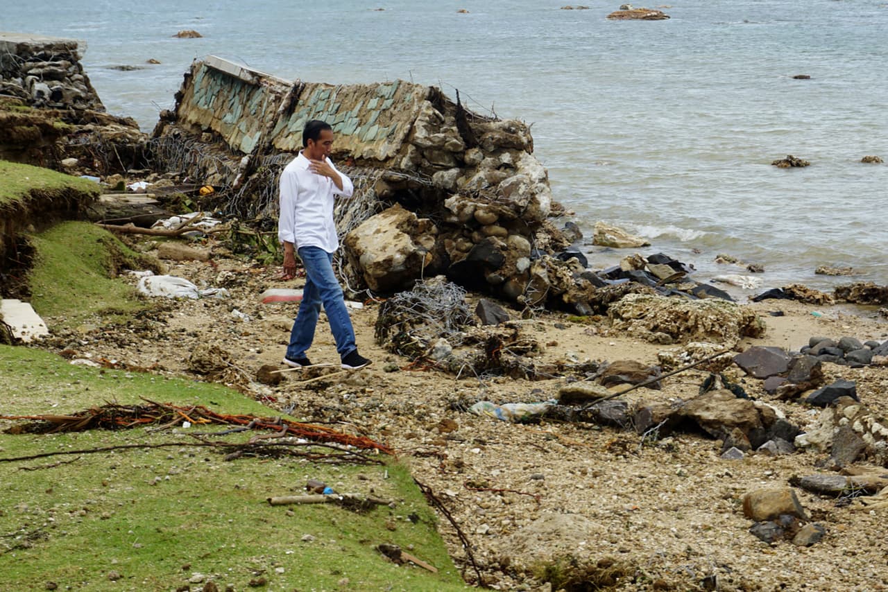 El presidente de Indonesia, Yoko Widodo, recorre las zonas devastadas por el tsunami provocado por la erupción de un volcán.