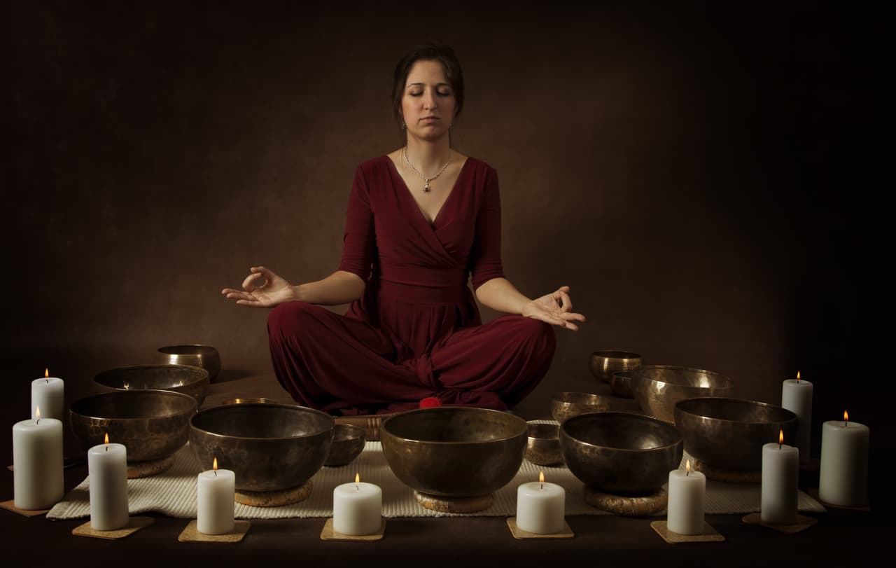 Muchas personas acuden a las llamadas “técnicas para limpiar el aura” y se concentran solamente en lo externo pensando que usando determinadas hierbas, minerales o rezos lograrán su objetivo.