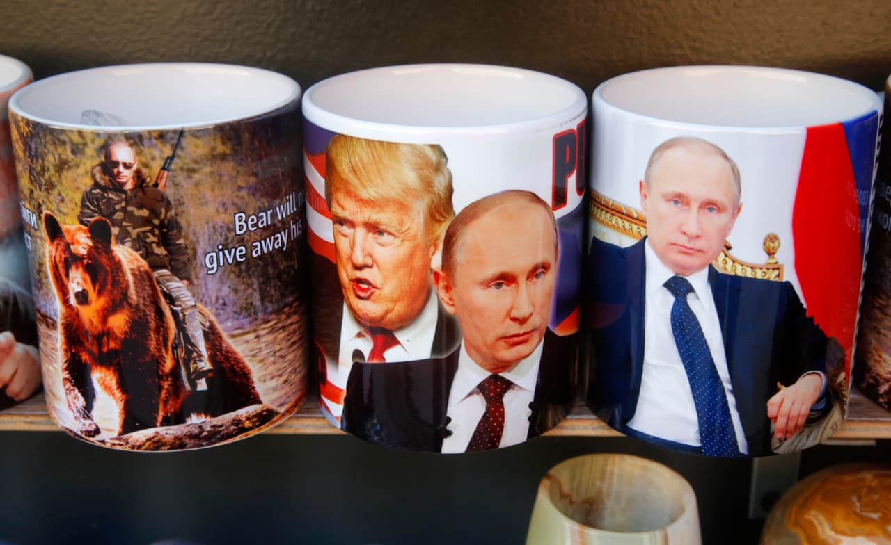 SAN PETERSBURGO, RUSIA.- 
<b>Putin, Trump y un café.</b> Tazas a la venta con las caras de los dos presidentes. Hay quienes hablan de que ese 'romance' entre ambos políticos podría empezar a enfriarse debido a que el gobierno de Trump está a la defensiva con el tema de las investigaciones sobre la presunta intromisión rusa en las elecciones del año pasado. 
<b>Ya no hay lluvias de elogios de Trump a su homólogo del Kremlin.</b>