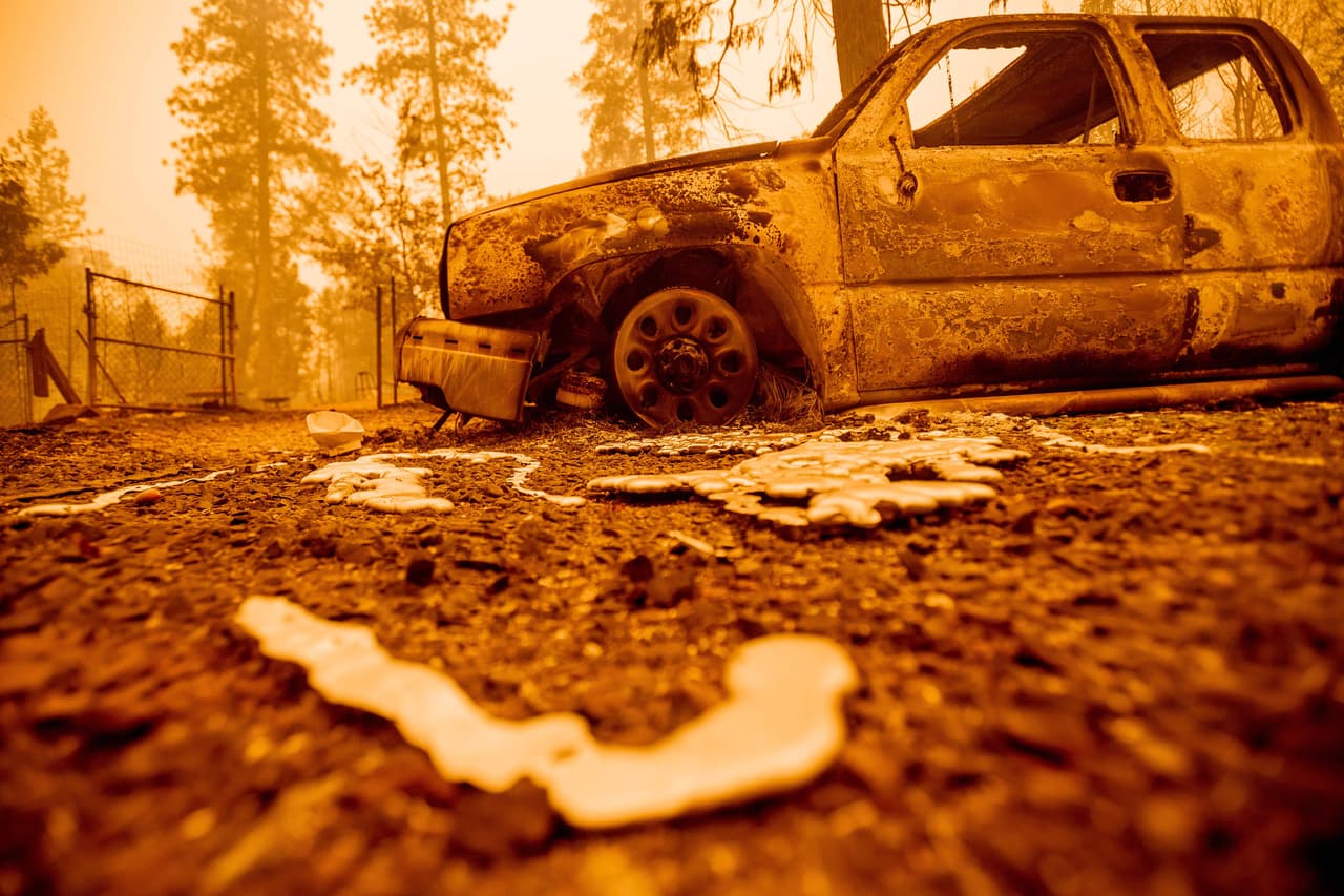 El metal de los autos quedó totalmente chamuscado por el fuego del llamado incendio del Oso, en el condado de Butte, California. Cientos de personas fueron evacuadas en helicóptero y decenas de miles se vieron sumidos en la oscuridad por los cortes de energía.