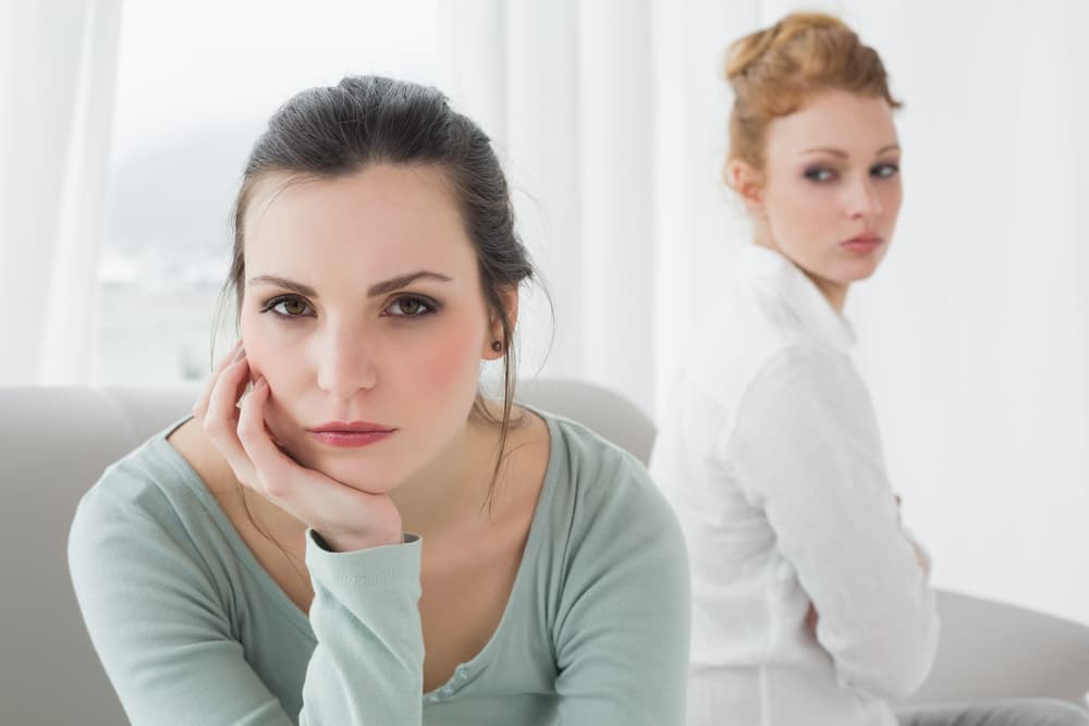 A veces son incapaces de controlar sus emociones, y pasan frecuentemente de la risa al enojo, sobre todo si creen que no están siendo comprendidos. Aunque se les facilitan las relaciones interpersonales, provocan respeto pero también envidias y resentimientos.
