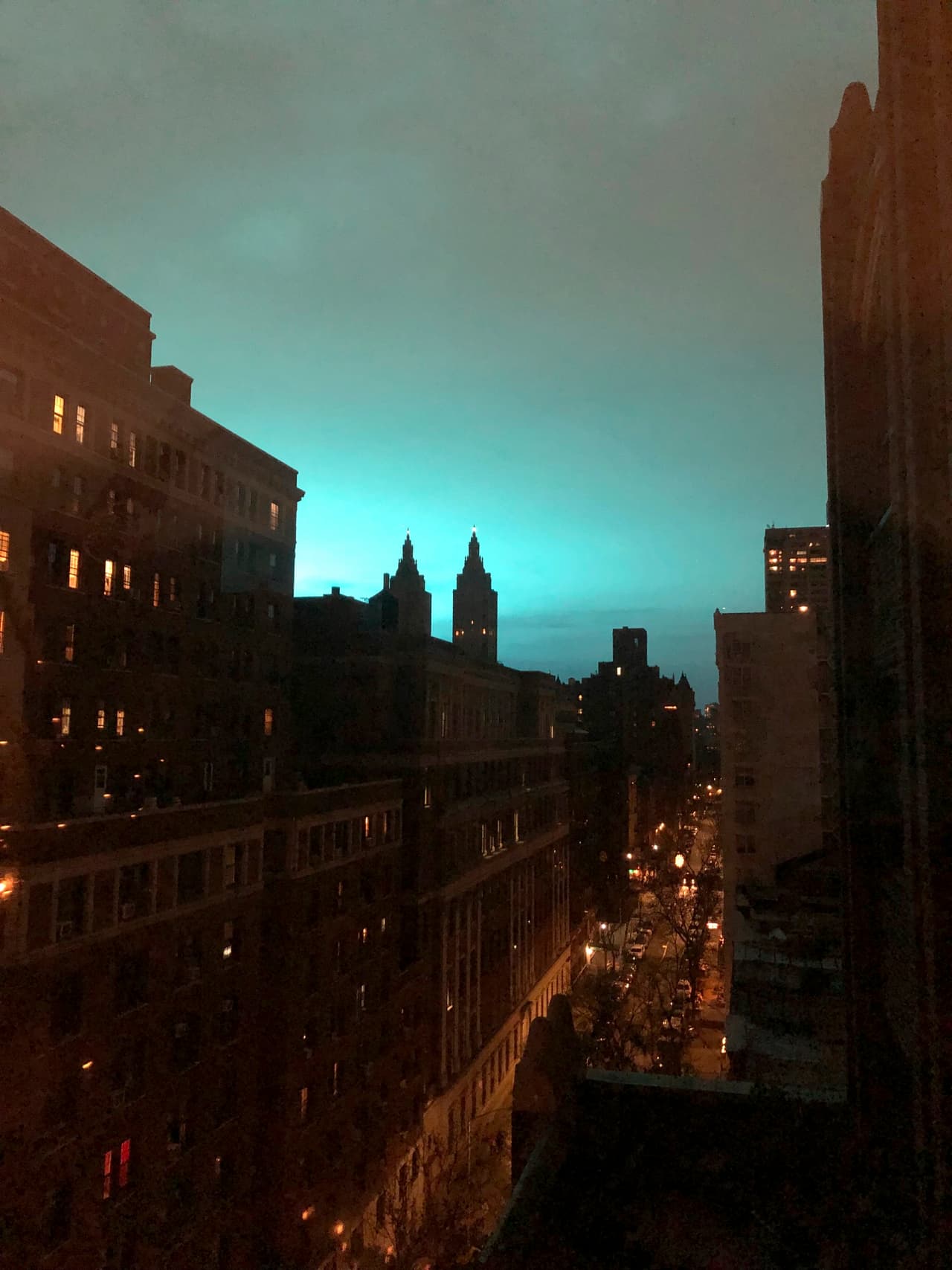 Autoridades reportan que una planta de energía de ConEdison en Astoria, Queens, explotó la noche de este jueves