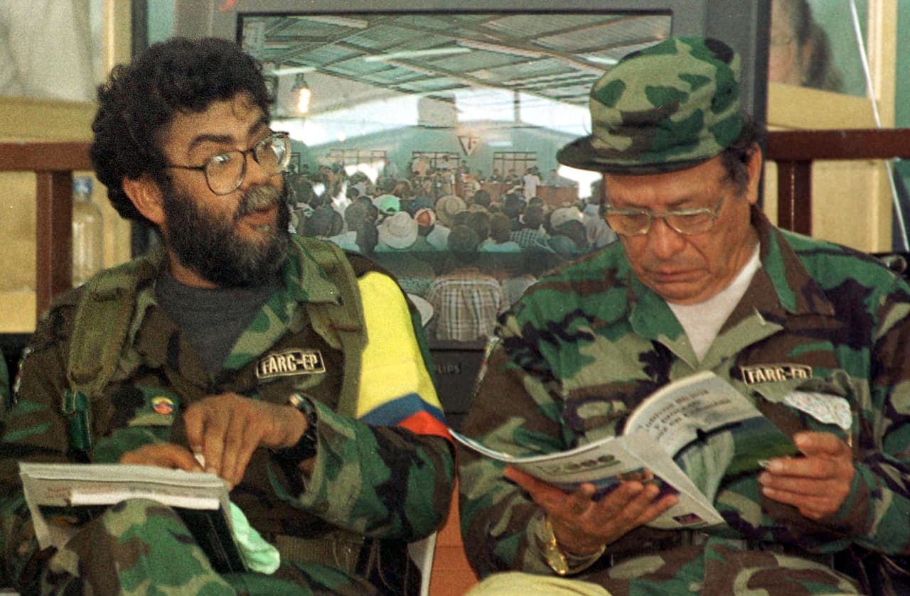 <b>La muerte del fundador y comandante superior.</b> El grupo rebelde informó que Marulanda había muerto por enfermedad el 26 de marzo de 2008. En ese momento Cano asumió el liderazgo y de él se decía que tenía el interés de iniciar diálogos de paz. En la foto, Cano junto a Marulanda, en 2000.