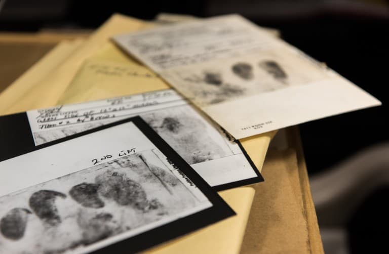 Las autoridades tenían huellas dactilares y de los zapatos del asesino.