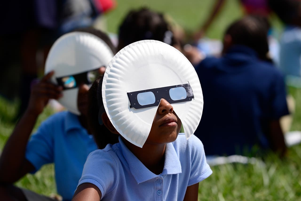 Millones de personas presenciaron por todo Estados Unidos, desde las costas de Oregon hasta Carolina del Sur, cómo se dio este fenómeno astrológico, que además tuvo la característica de ser el primer eclipse en atravesar todo el territorio estadounidense en casi 100 años.