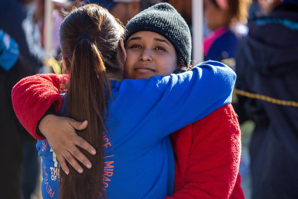 Juez federal permite que el gobierno de Trump siga bloqueando fondos para programas de refugiados, pese a demanda de obispos católicos