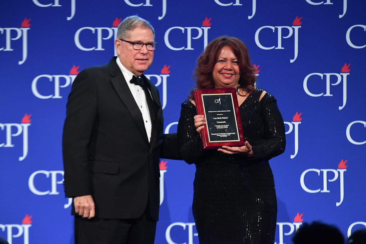<b>La periodista venezolana Luz Mely Reyes</b> recibió su premio de manos de Alberto Ibargüen, presidente de la Fundación John S. y James L. Knight. Reyes es cofundadora del portal digital de noticias independiente Efecto Cocuyo. 
<a href="https://cpj.org/awards/2018/luz-mely-reyes-venezuela.php">Según el CPJ, en Venezuela los periodistas que informan sobre la crisis política</a>, económica y de derechos humanos lo están haciendo en condiciones peligrosas y represivas.