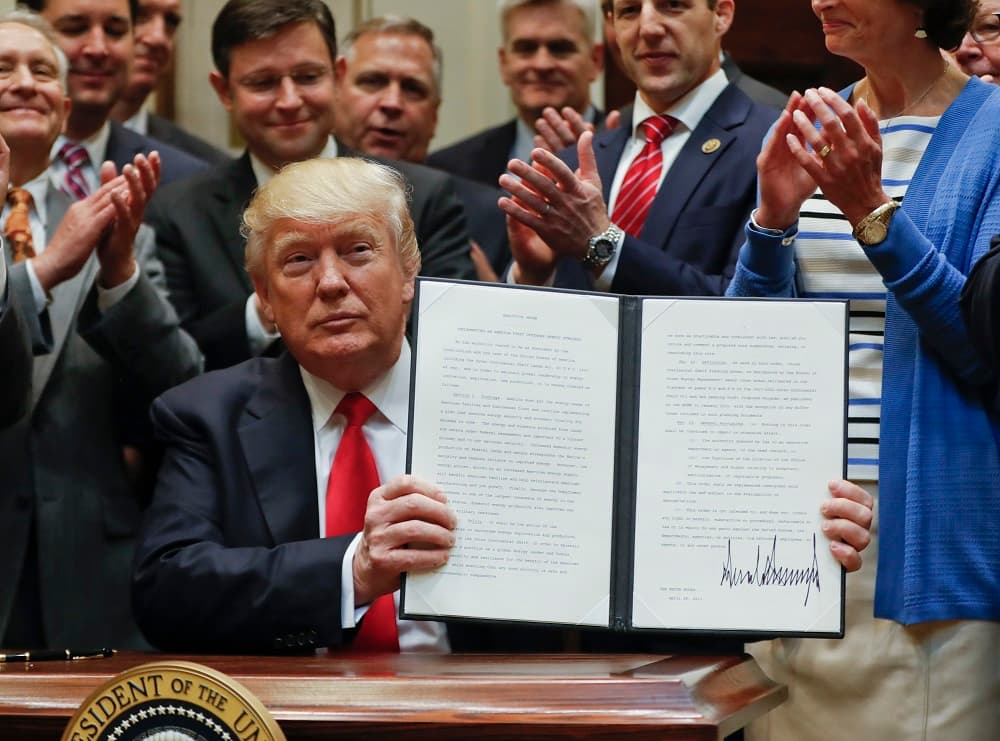 Trump firma una orden ejecutiva que permitiría expandir la extracción de petróleo y gas frente a las costas de EEUU